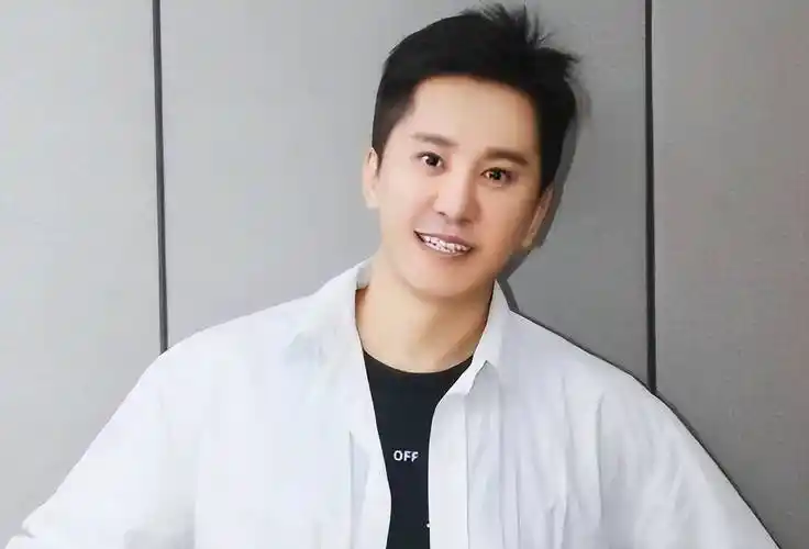 情歌王子毛宁跑商演换钱紧搂富婆美女曾8次上春晚却被捕入狱