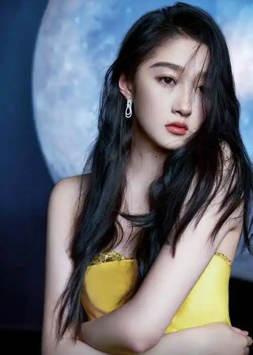 关晓彤一身黄色礼服凸显好身材,与鹿晗应援色遥相呼应,鹿嫂有心了