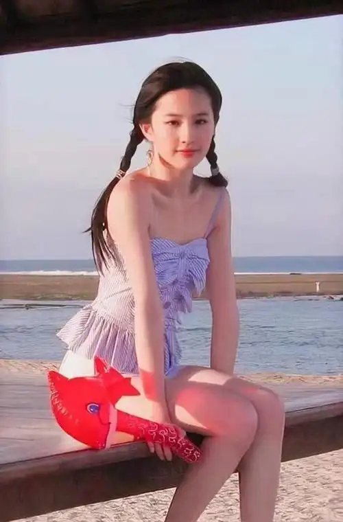 但是在采访中,刘亦菲自信坦白,她的上学时期确实是没有人追.