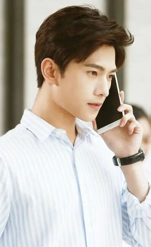 杨洋复旦拍戏生图曝光,五官精致侧颜完美,"杨不修"名不虚传