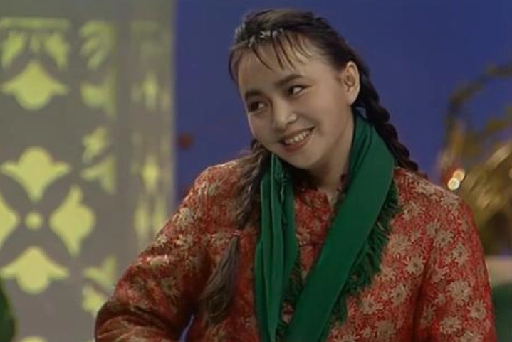 宋丹丹59岁生日宴,张一山成亲儿子被搂入怀中