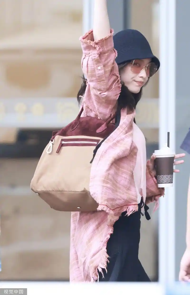 倪妮现身机场 ,打算前往长沙录制"你好星期六",看到有粉丝在拍照,还不