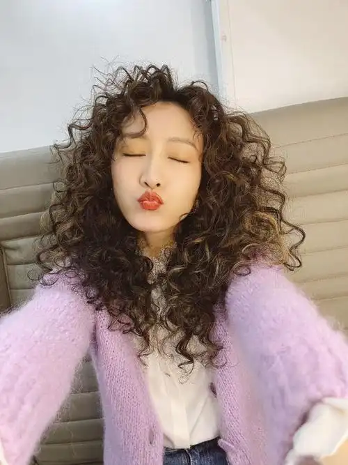 王鸥顶泡面头似金毛狮王老气发型出洋气感一般人做不到吧