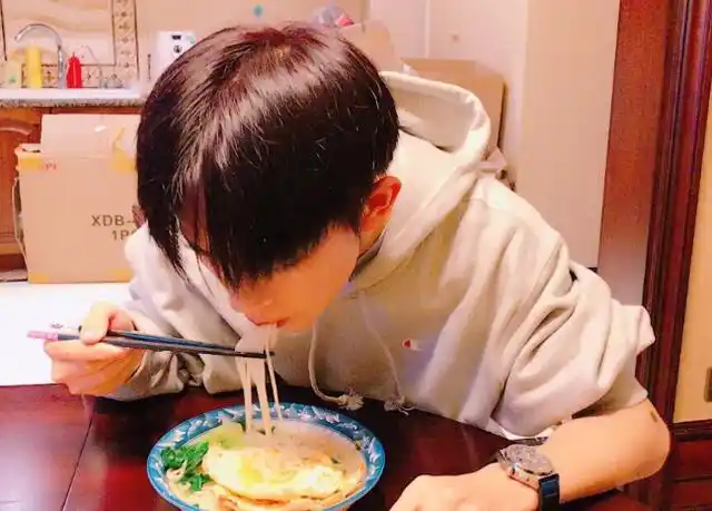 参观易烊千玺住的豪宅,装修跟普通人家一样,全屋只有大白墙