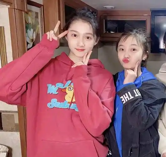 林妙可探班关晓彤,同为童星惺惺相惜,闺蜜情积累多年_卫衣_粉色_网友