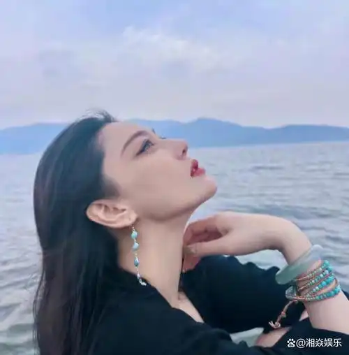 在四月的尾声,春日的阳光洒满了大地,演员张馨予在她的社交媒体上分享