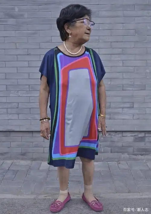 北京大妈真敢穿!6,70岁还穿红戴绿强行扮嫩,老年人秒变小姑娘