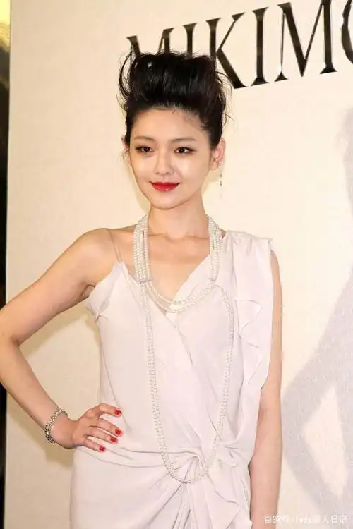 大s这是放弃偶像包袱了?烈火红唇 摇滚朝天发,却穿着性感白裙