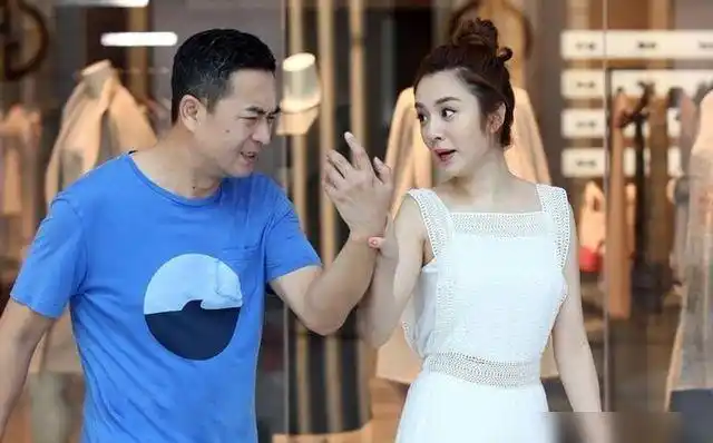 在电视剧《我的体育老师》中,演员张嘉译就是以中年大叔的形象扮演