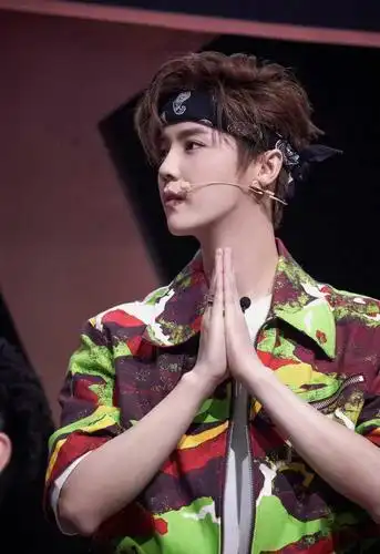 不愧是曾经的顶流鹿晗绿西装冲上热搜绿色西装配红发依旧帅气