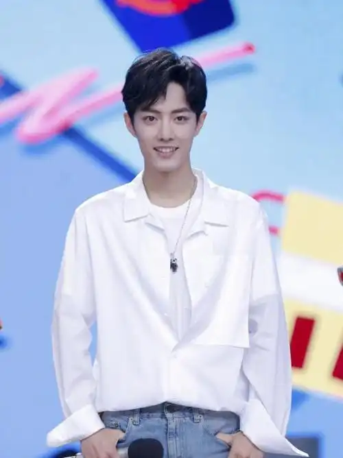 同一件白衬衫,肖战穿清甜,王一博穿萌系,网友:你不愧是白衬衫