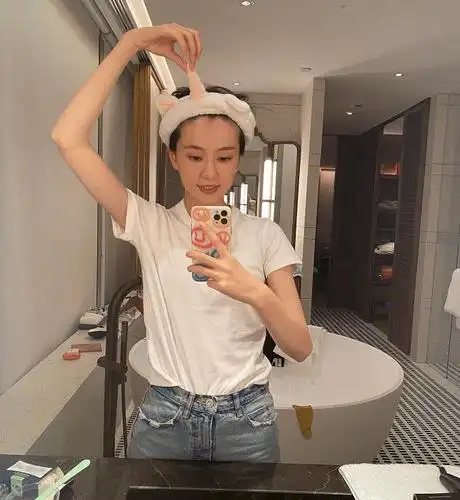 乔欣在浴室玩自拍,素颜出镜反差大,网友:确定是她本人?