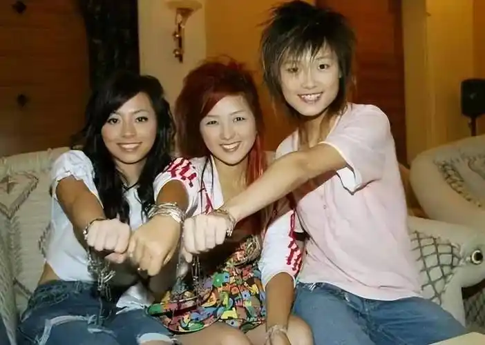 "撒谎成性"何洁:在婚礼上冤枉好友李宇春,今喊话《浪姐》遭无视