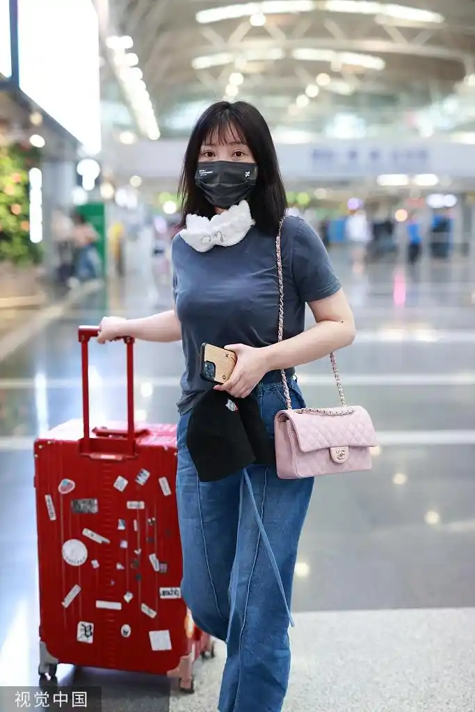 组图:柳岩休闲装扮亮相机场 牛仔长裙搭洞洞鞋舒适可爱_高清图集_新浪
