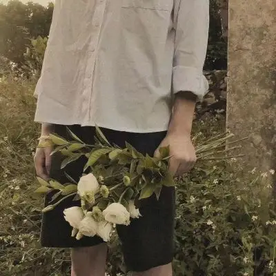 高清文艺范儿的捧花男生头像半身控图片