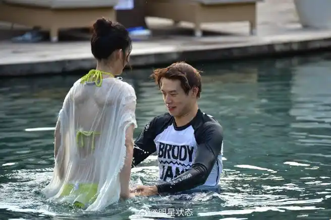 李沁早期泳装和魏大勋在水里玩得太嗨了