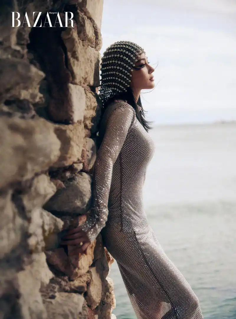 36岁张馨予登《时尚芭莎》封面,穿透视连衣裙,大秀傲人身材