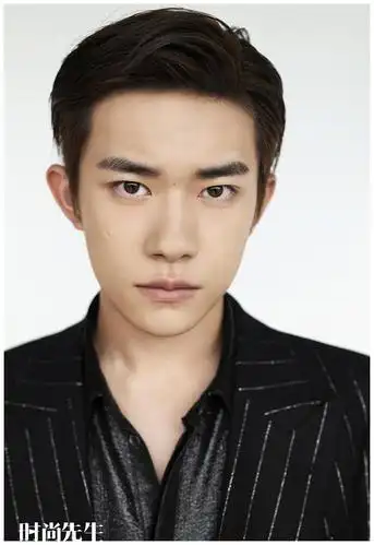 易烊千玺双刊封面写真照片曝光,西装寸头造型凸显成熟少年魅力