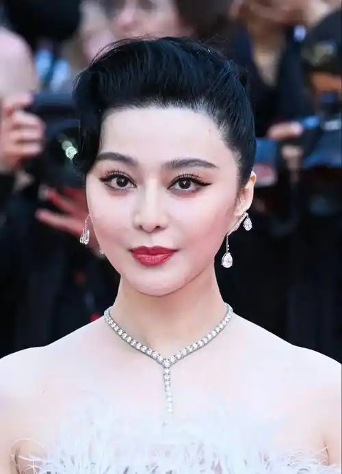 范冰冰:还是老了,脖子是看一个人年纪的最好方式,脖纹十分严重_外貌