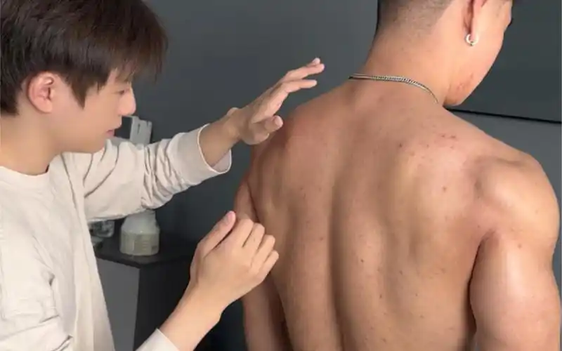 肌肉男粉丝见面会:你们要求的抹油环节来啦!