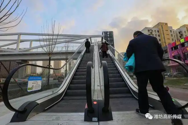 改造后的潍县中路是潍坊市又一道靓丽的风景线走上天桥美景更是尽收