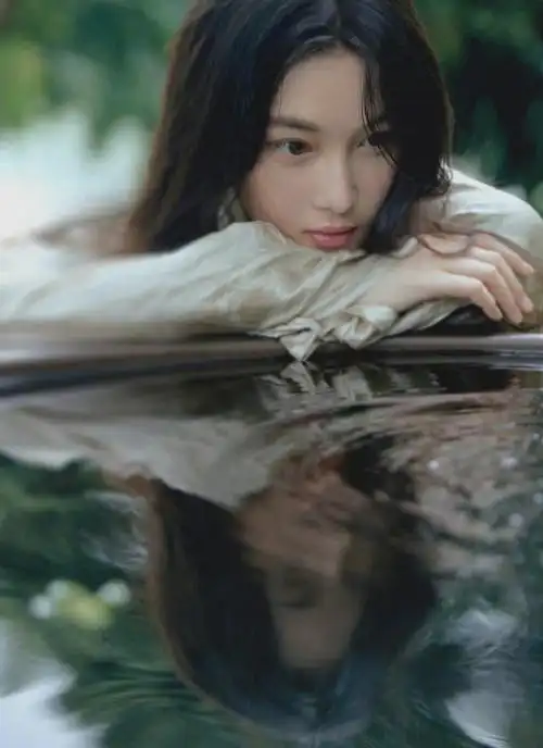 36岁张馨予晒雪中美照,称导演让她演18岁,穿粉衣戴白帽很清纯|演员