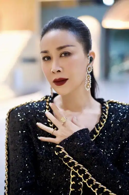 乘风破浪#来接收那姐@那英look~西装短裙别致风范,亦静亦动自带酷飒