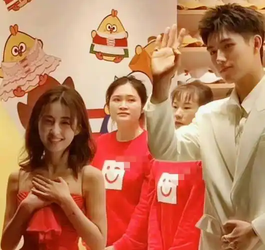 张子枫陈飞宇成都活动同框,生图绝了,这是红裙公主和白马王子吧_观众