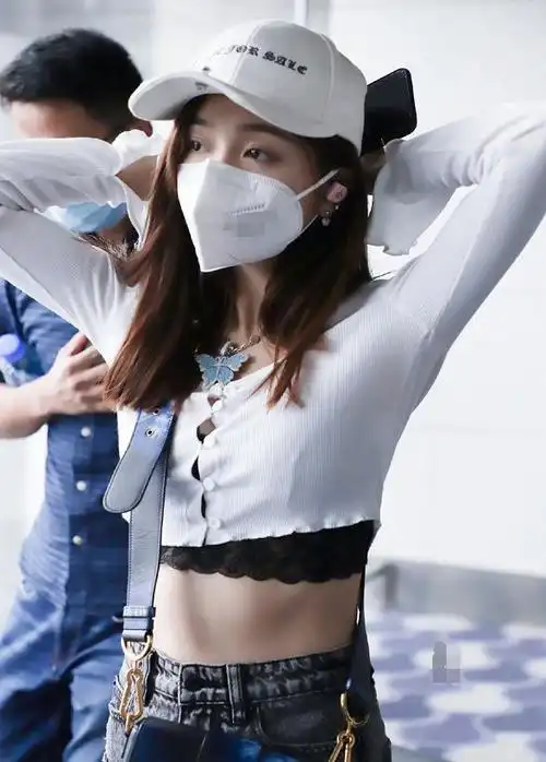 吴宣仪背心非穿小一码,台上热舞做出一个扭胯,腰间状态太真实