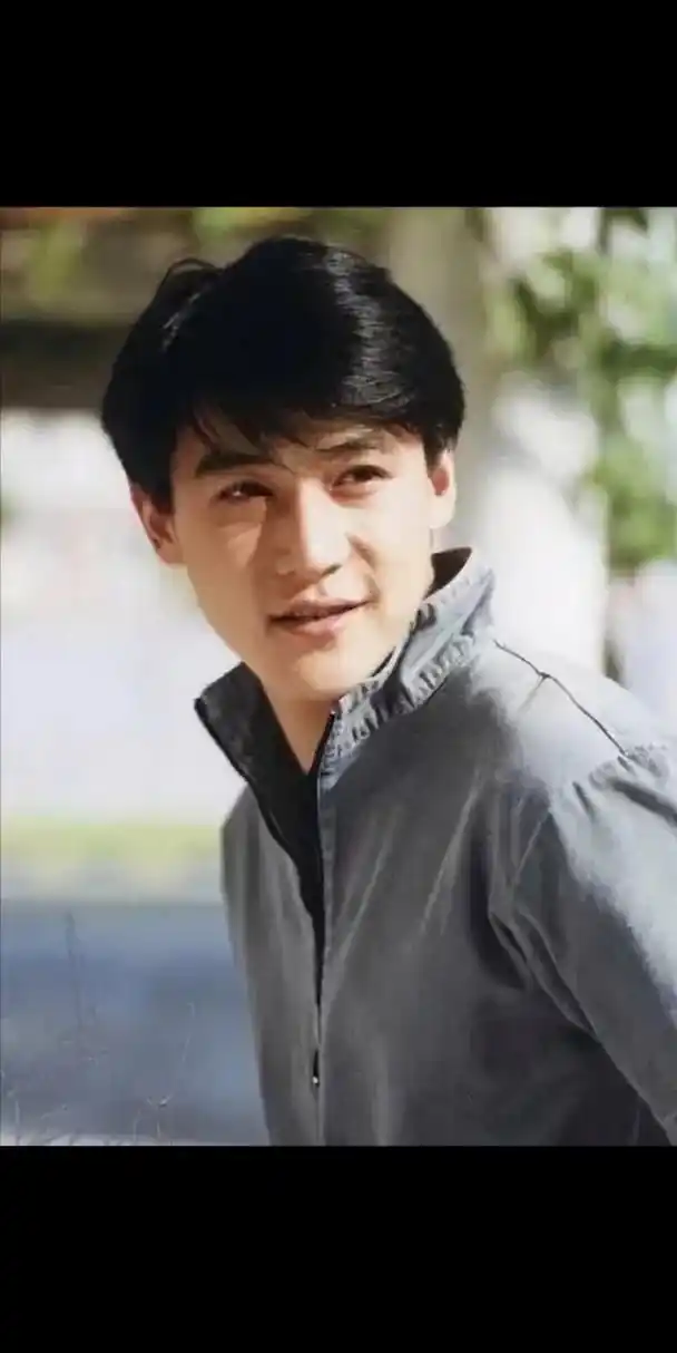 1998年,赵宝刚筹拍《永不瞑目》时,被陆毅一张帅气阳光的海报给吸引了