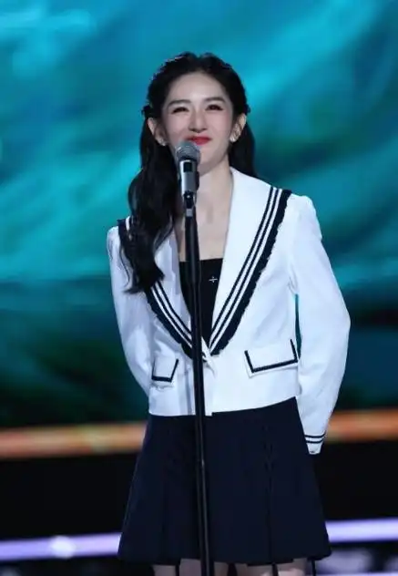 谢娜亮相长沙机场,时尚学院风搭配惊艳全场!