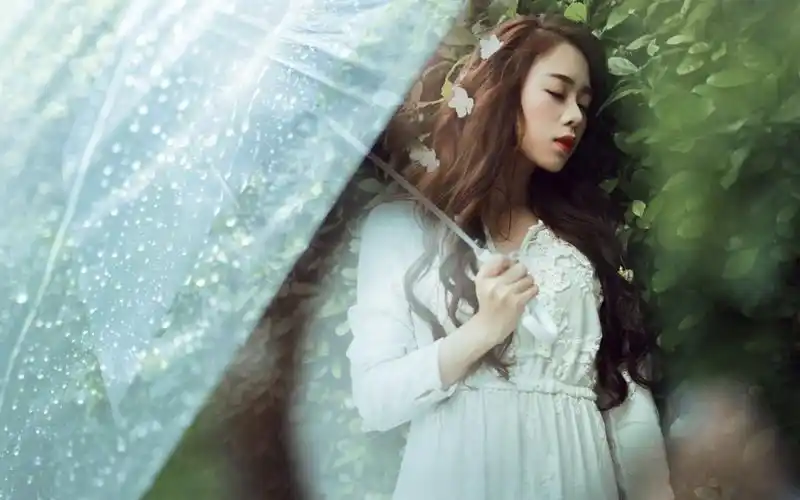 "雨孩"-高清晰打雨伞的女孩唯美壁纸下载