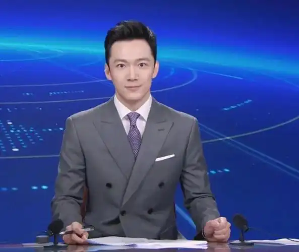 央视春晚主播添新面孔帅气男主持张韬搭档李思思颜值迷倒观众