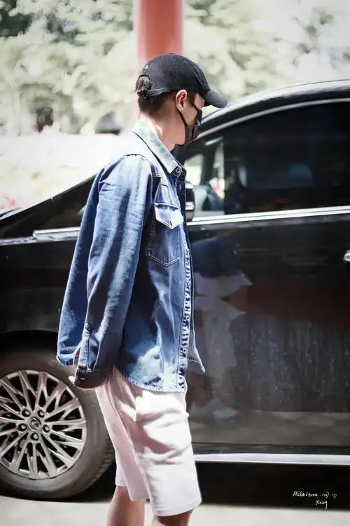 张艺兴机场出发饭拍 牛仔外套搭配白色短裤……_高清图集_新浪网