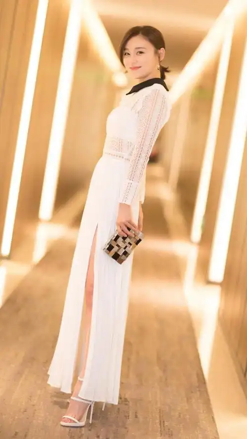 袁姗姗真敢穿深v上衣搭配皮裙这身材女星里罕见