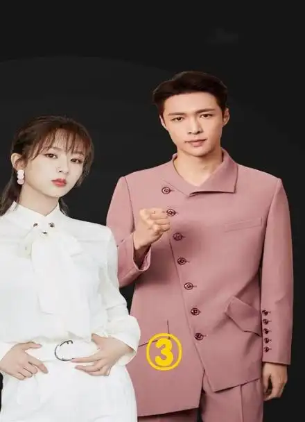 张艺兴舞台上当众牵手杨紫,注意看黄磊反应,老父亲欣慰了