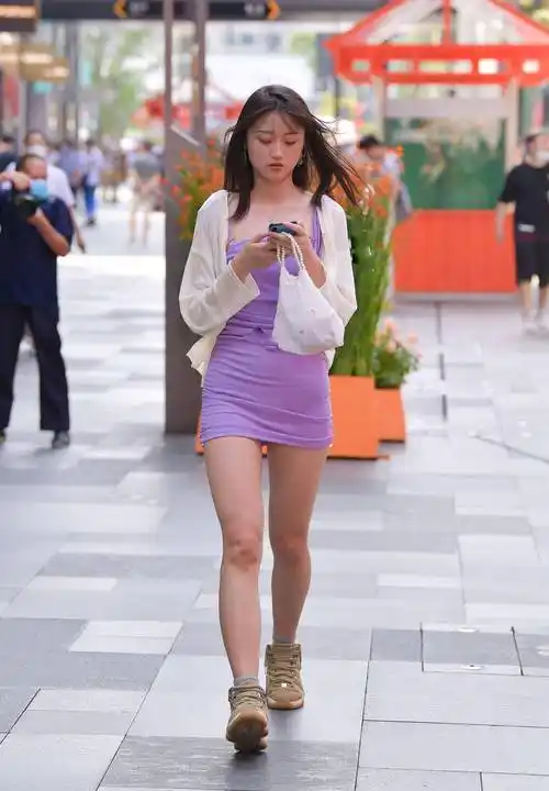 展现真实的街拍美女穿搭,没有美颜的滤镜,这些穿搭超"炸街"_时尚_气质