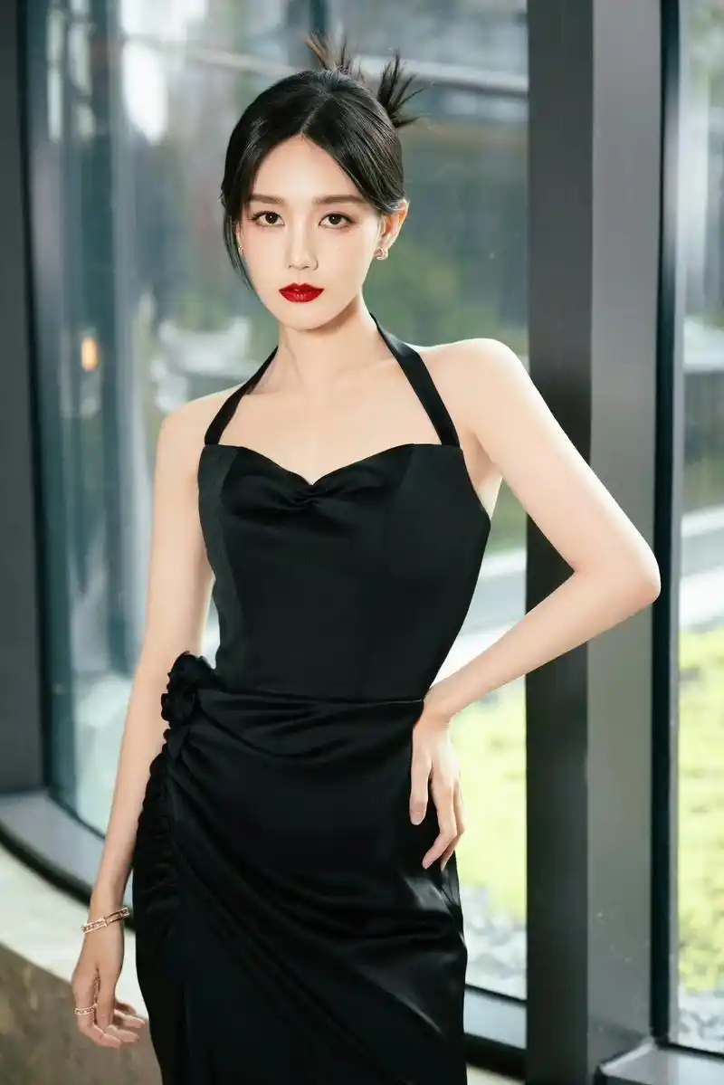 李一桐 一袭黑玫瑰礼服长裙 高贵优雅 让人一眼沦陷 - 抖音