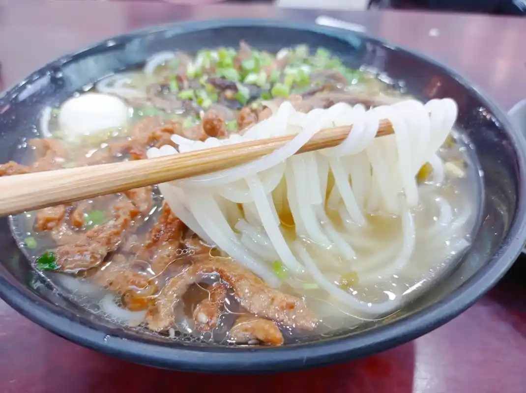 到龙岩吃清汤粉,商场里也有小美味,牛肉丝粉是特色!