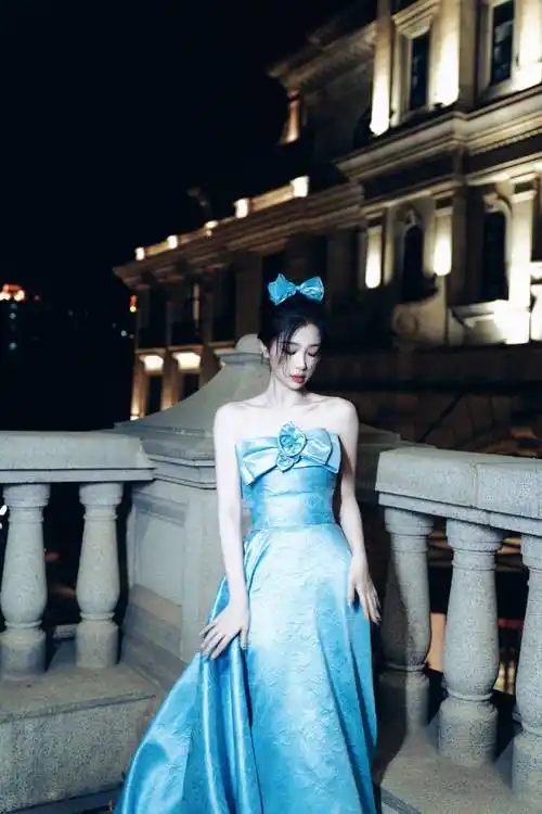 虞书欣穿水蓝绸缎公主裙,头系蝴蝶结户外漫步-爱读书