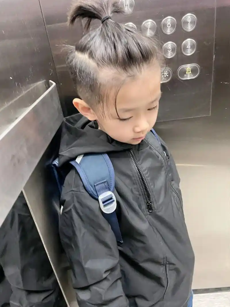 男孩的小辫子好可爱