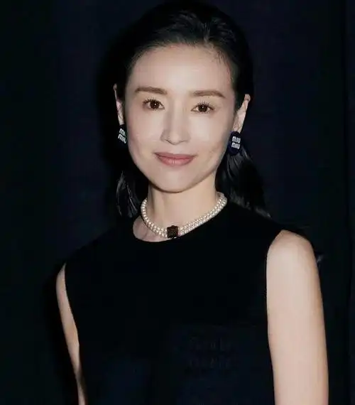 #董洁秀场怼脸拍##董洁秀场怼脸拍状态#