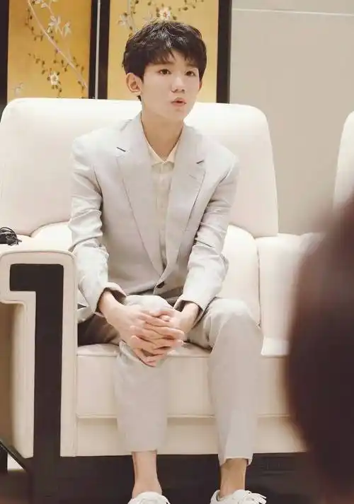 王源最新活动照腿毛实力抢镜网友成熟男人标志