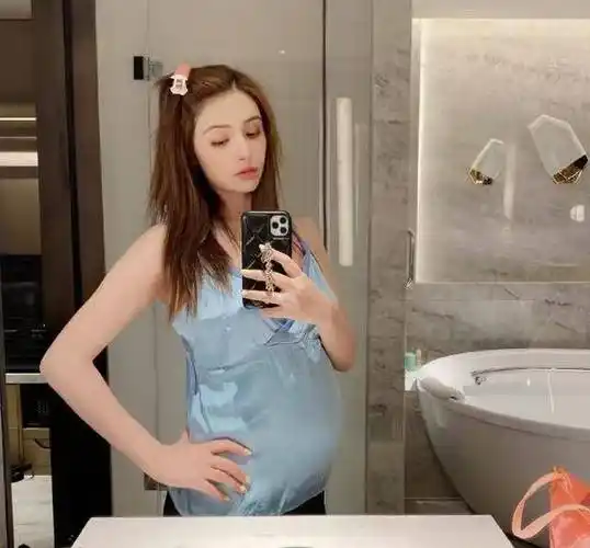 怀孕8个月了,肚子太大支撑不住,腿又细又白又美_丈夫_运动_女明星