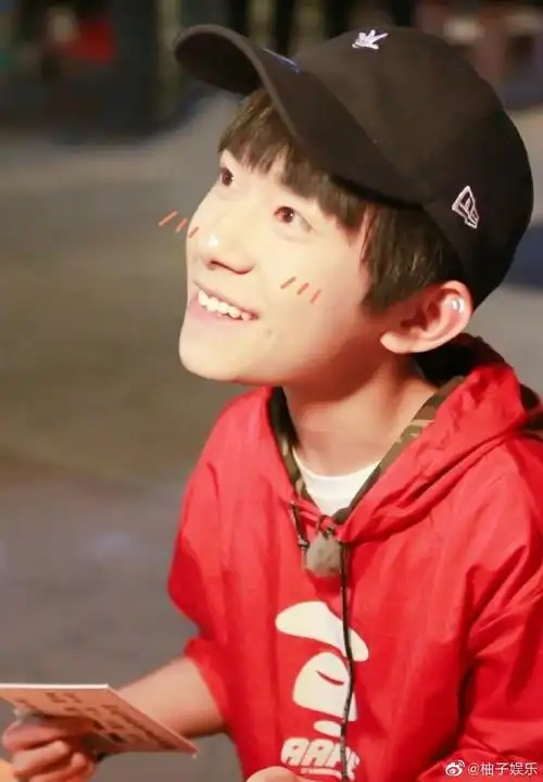 易烊千玺童年照