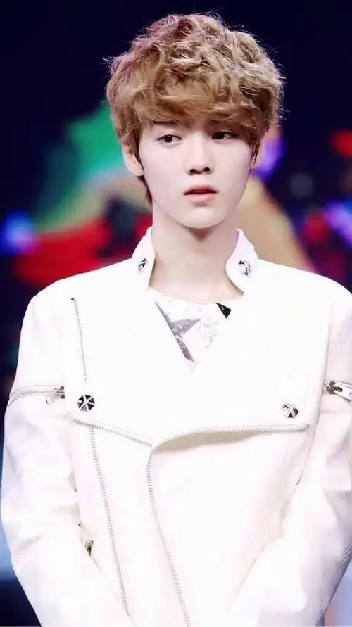 34岁鹿晗带货引热议,脸肿成"老奶奶"?网友:撞脸65岁刘雪华