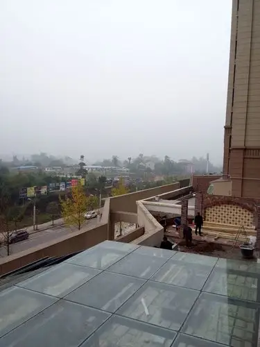 违建业主在平台"大兴土木"大竹县东湖公园的天誉城小区一些业主私自在