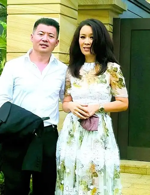 那英跟同岁老公走机场似父女一个嫩成女儿辈一个似中年老头