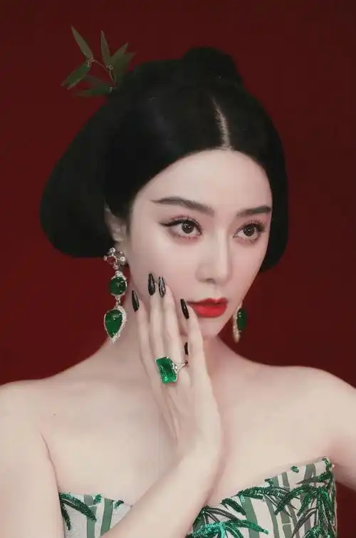 虽说不是她的粉丝,夏纳红毯还是得看范冰冰