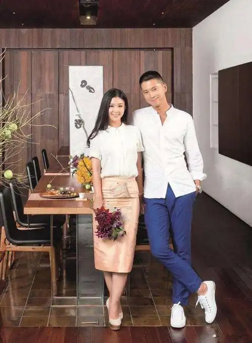 王雷老婆李小萌真放得开,穿破洞牛仔裤跳热舞,纸片人身材太抢镜